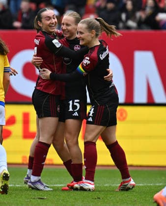 21.02.2026 - Fussball - Saison 2025 2026 - 1. Google Pixel Frauen Bundesliga - 19. Spieltag: 1. FC Nürnberg FCN ( Club Clubfrauen ) - FC Carl Zeiss Jena - Sportfoto Zink - xwoxzix - Torjubel Jubel Freude nach Treffer Tor Torschuß zum 3:0 durch Emöke Emoeke Papai (15, 1. FC Nürnberg FCN ) - Lara Meroni (11, 1. FC Nürnberg FCN ) Emöke Emoeke Papai (15, 1. FC Nürnberg FCN ) Luisa Guttenberger (4, 1. FC Nürnberg FCN )