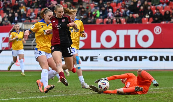 21.02.2026 - Fussball - Saison 2025 2026 - 1. Google Pixel Frauen Bundesliga - 19. Spieltag: 1. FC Nürnberg FCN ( Club Clubfrauen ) - FC Carl Zeiss Jena - Sportfoto Zink - xwoxzix - Emöke Emoeke Papai (15, 1. FC Nürnberg FCN ) gegen Toma Ihlenburg (3, FC Carl Zeiss Jena ) Jasmin Janning (1, FC Carl Zeiss Jena )