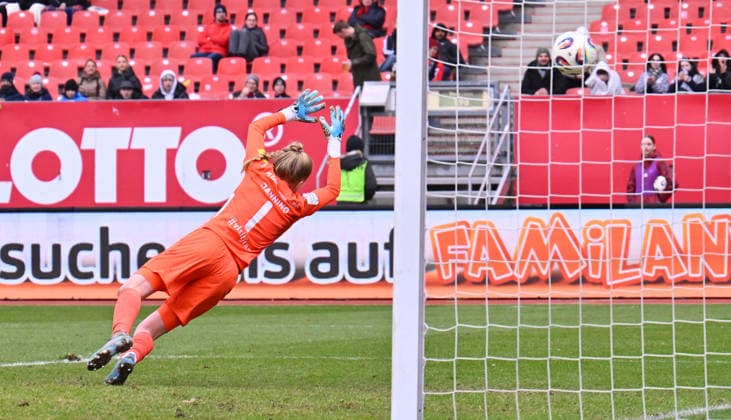 21.02.2026 - Fussball - Saison 2025 2026 - 1. Google Pixel Frauen Bundesliga - 19. Spieltag: 1. FC Nürnberg FCN ( Club Clubfrauen ) - FC Carl Zeiss Jena - Sportfoto Zink - xwoxzix - Jasmin Janning (1, FC Carl Zeiss Jena ) juss Gegentor Tor zum 4:0 durch Nastassja Lein (24, 1. FC Nürnberg FCN , nicht im Bild ) hinnehmen