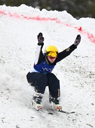 (260221) -- LIVIGNO, Feb. 21, 2026 -- Li Tianma of China competes during the freestyle skiing mixed team aerials final 1 at the Milan-Cortina 2026 Olympic Winter games, Winterspiele,Spiele, Summer games in Livigno, Italy, Feb. 21, 2026. ) (MICO2026)ITALY-LIVIGNO-OLYMPIC WINTER GAMES-FREESTYLE SKIING-MIXED TEAM AERIALS-FINAL ZhangxHongxiang 