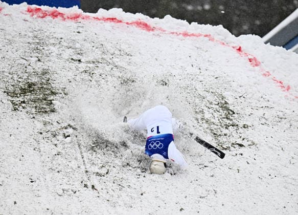 (260221) -- LIVIGNO, Feb. 21, 2026 -- Wang Xindi of China falls onto the snow during the freestyle skiing mixed team aerials final 2 at the Milan-Cortina 2026 Olympic Winter games, Winterspiele,Spiele, Summer games in Livigno, Italy, Feb. 21, 2026. ) (MICO2026)ITALY-LIVIGNO-OLYMPIC WINTER GAMES-FREESTYLE SKIING-MIXED TEAM AERIALS-FINAL ZhangxHongxiang 