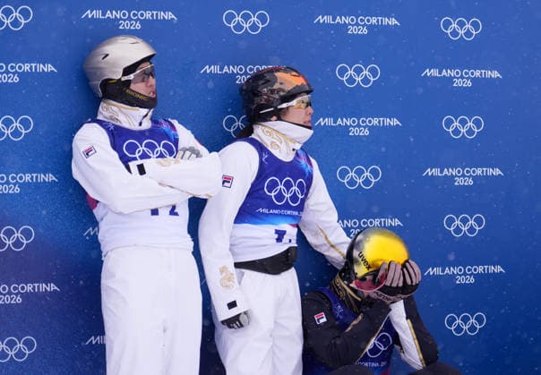 (260221) -- LIVIGNO, Feb. 21, 2026 -- Wang Xindi of China and his teammates Xu Mengtao, Li Tianma (L to R) react during the freestyle skiing mixed team aerials final 2 at the Milan-Cortina 2026 Olympic Winter games, Winterspiele,Spiele, Summer games in Livigno, Italy, Feb. 21, 2026. ) (MICO2026)ITALY-LIVIGNO-OLYMPIC WINTER GAMES-FREESTYLE SKIING-MIXED TEAM AERIALS-FINAL HuxChao 