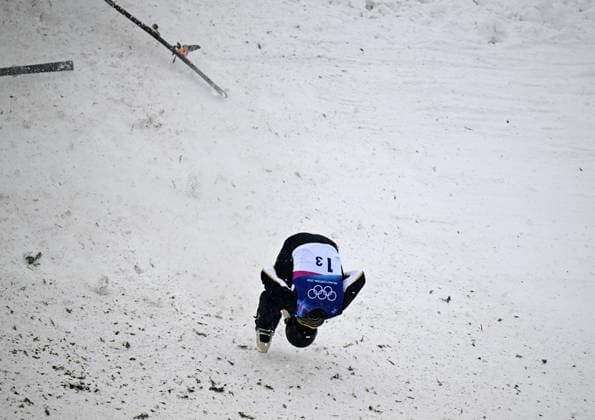 (260221) -- LIVIGNO, Feb. 21, 2026 -- Li Tianma of China falls onto the snow during the freestyle skiing mixed team aerials final 2 at the Milan-Cortina 2026 Olympic Winter games, Winterspiele,Spiele, Summer games in Livigno, Italy, Feb. 21, 2026. ) (MICO2026)ITALY-LIVIGNO-OLYMPIC WINTER GAMES-FREESTYLE SKIING-MIXED TEAM AERIALS-FINAL ZhangxHongxiang 