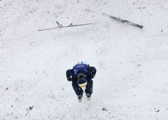 (260221) -- LIVIGNO, Feb. 21, 2026 -- Li Tianma of China falls onto the snow during the freestyle skiing mixed team aerials final 2 at the Milan-Cortina 2026 Olympic Winter games, Winterspiele,Spiele, Summer games in Livigno, Italy, Feb. 21, 2026. ) (MICO2026)ITALY-LIVIGNO-OLYMPIC WINTER GAMES-FREESTYLE SKIING-MIXED TEAM AERIALS-FINAL WangxPeng 