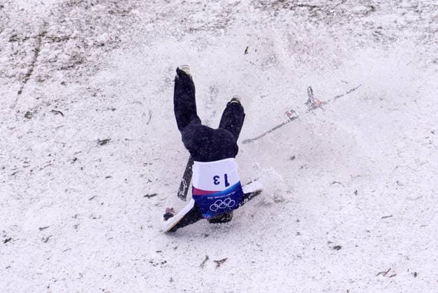(260221) -- LIVIGNO, Feb. 21, 2026 -- Li Tianma of China falls onto the snow during the freestyle skiing mixed team aerials final 2 at the Milan-Cortina 2026 Olympic Winter games, Winterspiele,Spiele, Summer games in Livigno, Italy, Feb. 21, 2026. ) (MICO2026)ITALY-LIVIGNO-OLYMPIC WINTER GAMES-FREESTYLE SKIING-MIXED TEAM AERIALS-FINAL HuxChao 