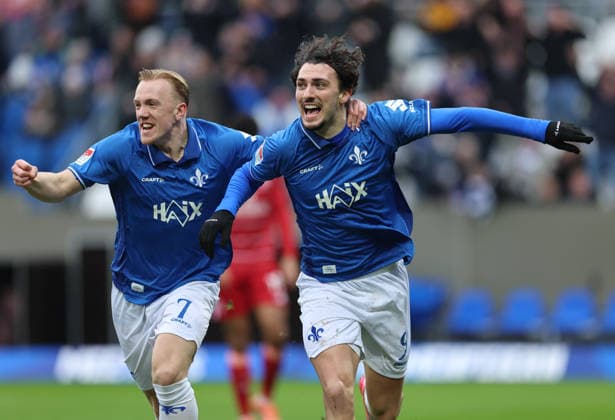 21.02.2026, Fussball 2. Bundesliga, SV Darmstadt 98 - Fortuna Düsseldorf, emonline, emspor, despor, v.l., Torjubel zum 1:0 durch Fraser Hornby (SV Darmstadt 98), Goal celebration, celebrate the goal, Isac Lidberg (SV Darmstadt 98) DFL DFB REGULATIONS PROHIBIT ANY USE OF PHOTOGRAPHS AS IMAGE SEQUENCES AND OR QUASI-VIDEO. xdcx