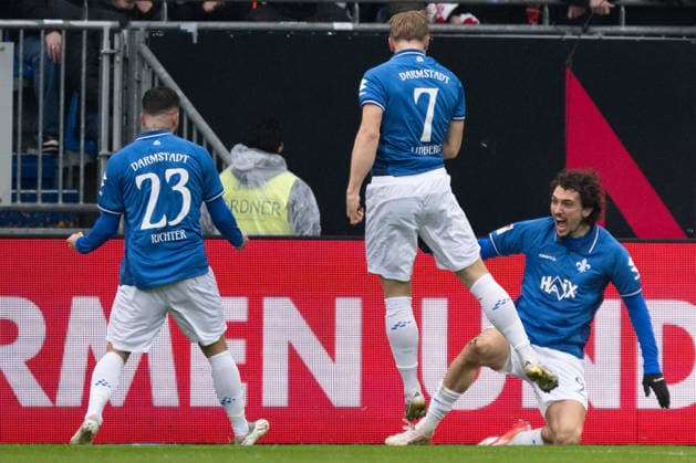 Fraser Hornby (SV Darmstadt 1898, 09), Isac Lidberg (SV Darmstadt 1898, 07) und Marco Richter (SV Darmstadt 1898, 23) bejubeln das Tor zum 1:0. GER, SV Darmstadt 98 vs Fortuna Düsseldorf, Fussball, 2. Bundesliga, 23. Spieltag, Spielzeit 2025 2026, 21.02.2026. GER, SV Darmstadt 98 vs Fortuna Düsseldorf, Fussball, 2. Bundesliga, 23. Spieltag, Spielzeit 2025 2026, 21.02.2026. Darmstadt