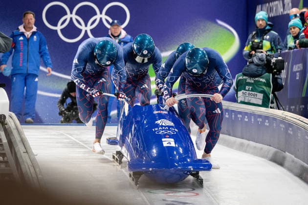 GBR – Brad Hall, Greg Cackett, Leon Greenwood, Taylor Lawrence, Viererbob der Männer bei den Olympischen Winterspielen Milano Cortina 2026 im Cortina Sliding Centre, Cortina dAmpezzo, Italien, am 21. Februar 2026. compete in the Mens Four-Man bobsleigh event at the Olympic Winter games, Winterspiele,Spiele, Summer games Milano Cortina 2026 at the Cortina Sliding Centre, Cortina dAmpezzo, Italy, on February 21, 2026. *** GBR - Brad Hall, Greg Cackett, Leon Greenwood, Taylor Lawrence, Mens Four Man bobsleigh at the Olympic Winter Games Milano Cortina 2026 at the Cortina Sliding Centre, Cortina dAmpezzo, Italy, on February 21, 2026 compete in the Mens Four Man bobsleigh event at the Olympic Winter Games Milano Cortina 2026 at the Cortina Sliding Centre, Cortina dAmpezzo, Italy, on February 21, 2026 Copyright: HMBxMedia MarcxNiemeyer