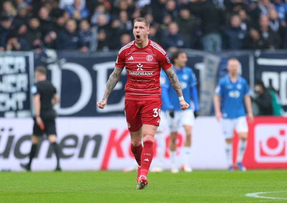 21.02.2026, Fussball 2. Bundesliga, SV Darmstadt 98 - Fortuna Düsseldorf, emonline, emspor, despor, v.l., Torjubel zum 1:0 durch Fraser Hornby (SV Darmstadt 98), Goal celebration, celebrate the goal, Isac Lidberg (SV Darmstadt 98) DFL DFB REGULATIONS PROHIBIT ANY USE OF PHOTOGRAPHS AS IMAGE SEQUENCES AND OR QUASI-VIDEO. xdcx