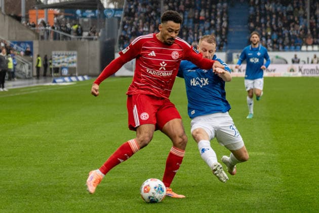 2. Bundesliga: SV Darmstadt 98 vs Fortuna Düsseldorf, Merck-Stadion am Böllenfalltor, 21.02.2026 Zweikampf zwischen Emmanuel Iyoha (Fortuna Düsseldorf, 19) Fabian Holland (SV Darmstadt 98, 32) 2. Bundesliga: SV Darmstadt 98 vs Fortuna Düsseldorf, Merck-Stadion am Böllenfalltor, 21.02.2026 DFB DFL REGULATIONS PROHIBIT ANY USE OF PHOTOGRAPHS AS IMAGE SEQUENCES AND OR QUASI-VIDEO.