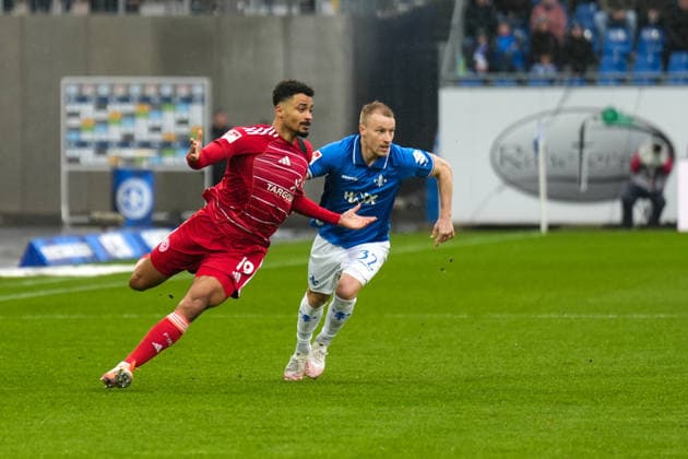 2. Bundesliga: SV Darmstadt 98 vs Fortuna Düsseldorf, Merck-Stadion am Böllenfalltor, 21.02.2026 Torschuss von Emmanuel Iyoha (Fortuna Düsseldorf, 19) und verteidigt von Fabian Holland (SV Darmstadt 98, 32) 2. Bundesliga: SV Darmstadt 98 vs Fortuna Düsseldorf, Merck-Stadion am Böllenfalltor, 21.02.2026 DFB DFL REGULATIONS PROHIBIT ANY USE OF PHOTOGRAPHS AS IMAGE SEQUENCES AND OR QUASI-VIDEO.