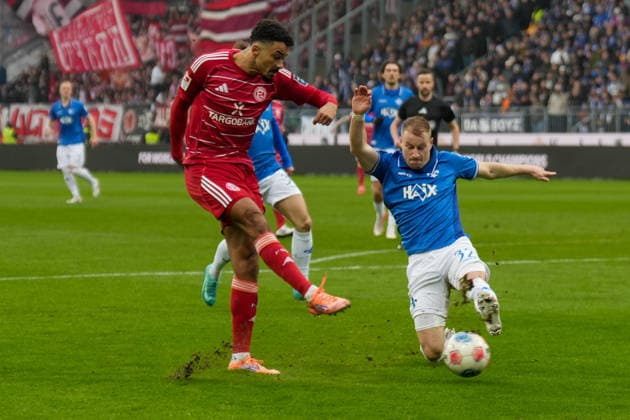 2. Bundesliga: SV Darmstadt 98 vs Fortuna Düsseldorf, Merck-Stadion am Böllenfalltor, 21.02.2026 Torschuss von Emmanuel Iyoha (Fortuna Düsseldorf, 19) und verteidigt von Fabian Holland (SV Darmstadt 98, 32) 2. Bundesliga: SV Darmstadt 98 vs Fortuna Düsseldorf, Merck-Stadion am Böllenfalltor, 21.02.2026 DFB DFL REGULATIONS PROHIBIT ANY USE OF PHOTOGRAPHS AS IMAGE SEQUENCES AND OR QUASI-VIDEO.