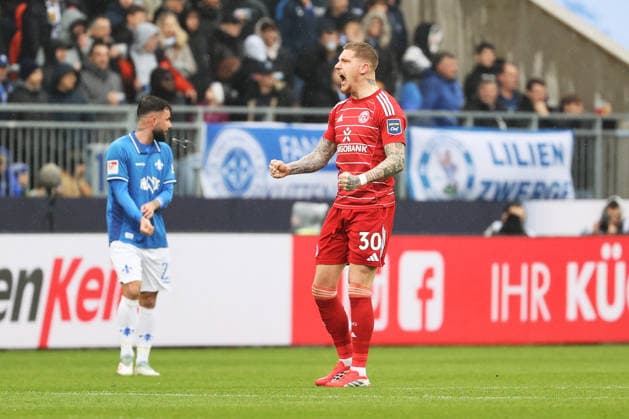 21.02.2026, xtvx, Fussball 2.Bundesliga, SV Darmstadt 98 - Fortuna Duesseldorf v.l. Goal scored, Tor zum 1:1 Torjubel, Goal celebration, celebrate the goal, celebrates scoring Emmanuel Iyoha (Fortuna Duesseldorf) Jordy de Wijs (Fortuna Duesseldorf) (DFL DFB REGULATIONS PROHIBIT ANY USE OF PHOTOGRAPHS as IMAGE SEQUENCES and or QUASI-VIDEO) Darmstadt