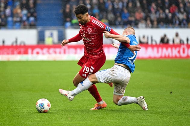 Emmanuel Iyoha (Fortuna Duesseldorf, 19) im Zweikampf mit Fabian Holland (SV Darmstadt 1898, 32), GER, SV Darmstadt 98 vs Fortuna Düsseldorf, Fussball, 2. Bundesliga, 23. Spieltag, Spielzeit 2025 2026, 21.02.2026. DFL regulations prohibit any use of photographs as image sequences and or quasi-video GER, SV Darmstadt 98 vs Fortuna Düsseldorf, Fussball, 2. Bundesliga, 23. Spieltag, Spielzeit 2025 2026, 21.02.2026. Darmstadt