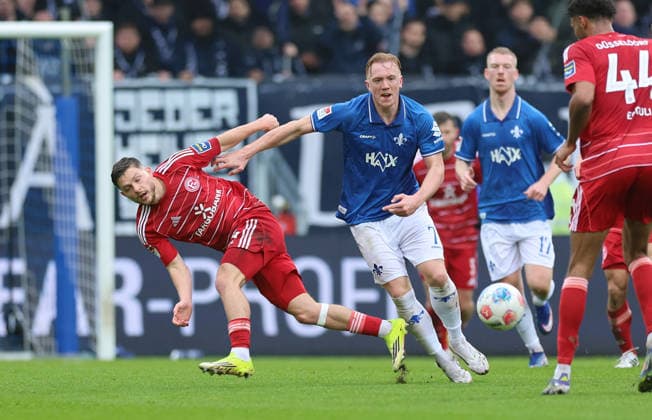 21.02.2026, Fussball 2. Bundesliga, SV Darmstadt 98 - Fortuna Düsseldorf, emonline, emspor, despor, v.l., Florent Muslija (Fortuna Düsseldorf), Isac Lidberg (SV Darmstadt 98) DFL DFB REGULATIONS PROHIBIT ANY USE OF PHOTOGRAPHS AS IMAGE SEQUENCES AND OR QUASI-VIDEO. xdcx