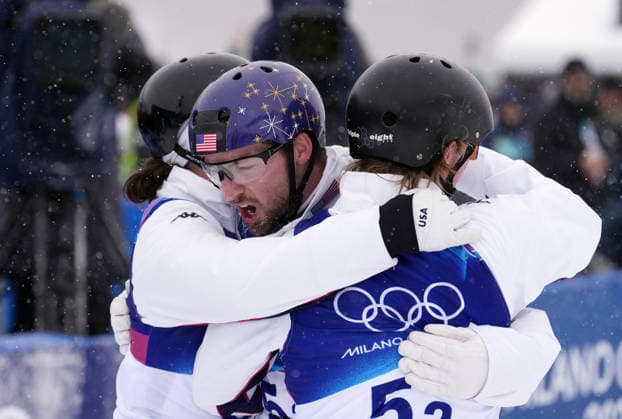 (260221) -- LIVIGNO, Feb. 21, 2026 -- Christopher Lillis (C) of the United States celebrates with his teammates during the freestyle skiing mixed team aerials final 2 at the Milan-Cortina 2026 Olympic Winter games, Winterspiele,Spiele, Summer games in Livigno, Italy, Feb. 21, 2026. ) (MICO2026)ITALY-LIVIGNO-OLYMPIC WINTER GAMES-FREESTYLE SKIING-MIXED TEAM AERIALS-FINAL HuxChao 