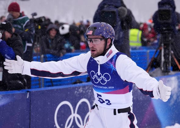 (260221) -- LIVIGNO, Feb. 21, 2026 -- Christopher Lillis of the United States reacts during the freestyle skiing mixed team aerials final 2 at the Milan-Cortina 2026 Olympic Winter games, Winterspiele,Spiele, Summer games in Livigno, Italy, Feb. 21, 2026. ) (MICO2026)ITALY-LIVIGNO-OLYMPIC WINTER GAMES-FREESTYLE SKIING-MIXED TEAM AERIALS-FINAL HuxChao 