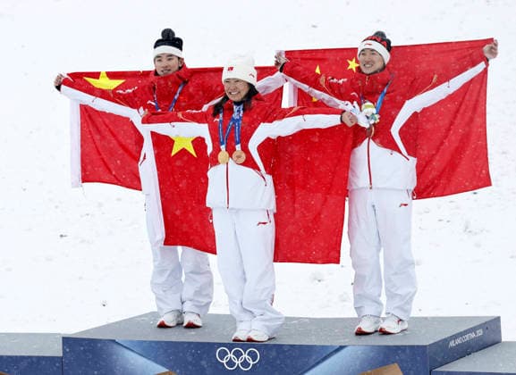 (260221) -- LIVIGNO, Feb. 21, 2026 -- Bronze Medalists Li Tianma, Xu Mengtao and Wang Xindi (L to R) of China pose after the awarding ceremony for freestyle skiing mixed team aerials at the Milan-Cortina 2026 Olympic Winter games, Winterspiele,Spiele, Summer games in Livigno, Italy, Feb. 21, 2026. ) (MICO2026)ITALY-LIVIGNO-OLYMPIC WINTER GAMES-FREESTYLE SKIING-MIXED TEAM AERIALS-FINAL WangxPeng 