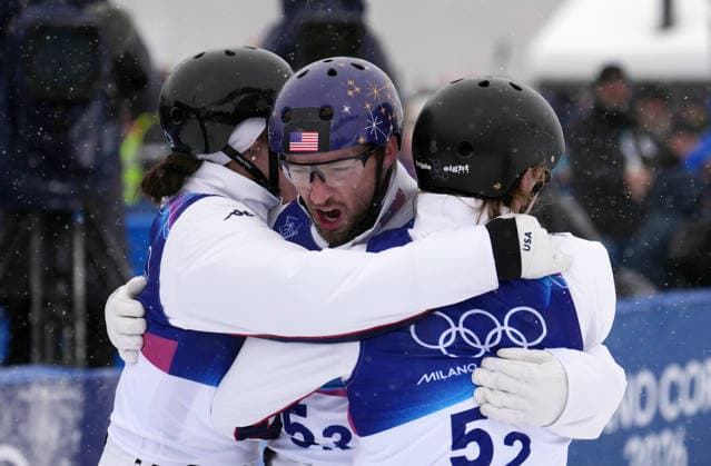 (260221) -- LIVIGNO, Feb. 21, 2026 -- Christopher Lillis (C) of the United States celebrates with his teammates during the freestyle skiing mixed team aerials final 2 at the Milan-Cortina 2026 Olympic Winter games, Winterspiele,Spiele, Summer games in Livigno, Italy, Feb. 21, 2026. ) (MICO2026)ITALY-LIVIGNO-OLYMPIC WINTER GAMES-FREESTYLE SKIING-MIXED TEAM AERIALS-FINAL HuxChao 