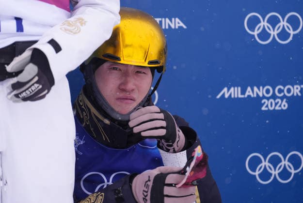(260221) -- LIVIGNO, Feb. 21, 2026 -- Li Tianma of China cries during the freestyle skiing mixed team aerials final 2 at the Milan-Cortina 2026 Olympic Winter games, Winterspiele,Spiele, Summer games in Livigno, Italy, Feb. 21, 2026. ) (MICO2026)ITALY-LIVIGNO-OLYMPIC WINTER GAMES-FREESTYLE SKIING-MIXED TEAM AERIALS-FINAL HuxChao 
