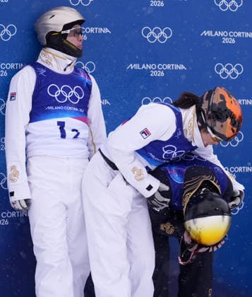 (260221) -- LIVIGNO, Feb. 21, 2026 -- Xu Mengtao (C) of China comforts her teammate Li Tianma (R) during the freestyle skiing mixed team aerials final 2 at the Milan-Cortina 2026 Olympic Winter games, Winterspiele,Spiele, Summer games in Livigno, Italy, Feb. 21, 2026. ) (MICO2026)ITALY-LIVIGNO-OLYMPIC WINTER GAMES-FREESTYLE SKIING-MIXED TEAM AERIALS-FINAL HuxChao 