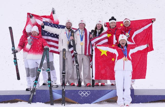 (260221) -- LIVIGNO, Feb. 21, 2026 -- Silver medalists team Switzerland, gold medalists team United States and bronze medalists team China (L to R) pose after the awarding ceremony for freestyle skiing mixed team aerials at the Milan-Cortina 2026 Olympic Winter games, Winterspiele,Spiele, Summer games in Livigno, Italy, Feb. 21, 2026. ) (MICO2026)ITALY-LIVIGNO-OLYMPIC WINTER GAMES-FREESTYLE SKIING-MIXED TEAM AERIALS-FINAL HuxChao 