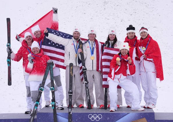 (260221) -- LIVIGNO, Feb. 21, 2026 -- Silver medalists team Switzerland, gold medalists team United States and bronze medalists team China (L to R) pose after the awarding ceremony for freestyle skiing mixed team aerials at the Milan-Cortina 2026 Olympic Winter games, Winterspiele,Spiele, Summer games in Livigno, Italy, Feb. 21, 2026. ) (MICO2026)ITALY-LIVIGNO-OLYMPIC WINTER GAMES-FREESTYLE SKIING-MIXED TEAM AERIALS-FINAL HuxChao 