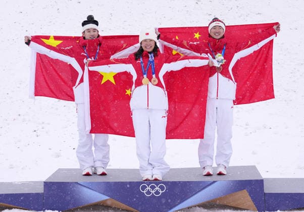 (260221) -- LIVIGNO, Feb. 21, 2026 -- Bronze medalists Li Tianma, Xu Mengtao and Wang Xindi (L to R) of China pose after the awarding ceremony for freestyle skiing mixed team aerials at the Milan-Cortina 2026 Olympic Winter games, Winterspiele,Spiele, Summer games in Livigno, Italy, Feb. 21, 2026. ) (MICO2026)ITALY-LIVIGNO-OLYMPIC WINTER GAMES-FREESTYLE SKIING-MIXED TEAM AERIALS-FINAL HuxChao 