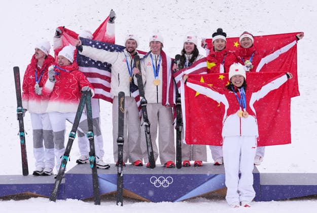 (260221) -- LIVIGNO, Feb. 21, 2026 -- Silver medalists team Switzerland, gold medalists team United States and bronze medalists team China (L to R) pose after the awarding ceremony for freestyle skiing mixed team aerials at the Milan-Cortina 2026 Olympic Winter games, Winterspiele,Spiele, Summer games in Livigno, Italy, Feb. 21, 2026. ) (MICO2026)ITALY-LIVIGNO-OLYMPIC WINTER GAMES-FREESTYLE SKIING-MIXED TEAM AERIALS-FINAL HuxChao 