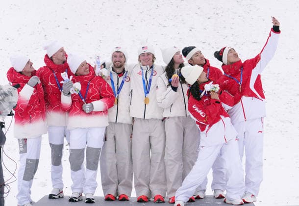 (260221) -- LIVIGNO, Feb. 21, 2026 -- Bronze medalist Wang Xindi (1st R) of China takes selfies for atheltes at the awarding ceremony for freestyle skiing mixed team aerials at the Milan-Cortina 2026 Olympic Winter games, Winterspiele,Spiele, Summer games in Livigno, Italy, Feb. 21, 2026. ) (MICO2026)ITALY-LIVIGNO-OLYMPIC WINTER GAMES-FREESTYLE SKIING-MIXED TEAM AERIALS-FINAL HuxChao 
