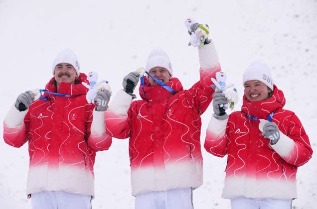 (260221) -- LIVIGNO, Feb. 21, 2026 -- Silver medalists Noe Roth, Pirmin Werner and Lina Kozomara (L to R) of Switzerland pose during the awarding ceremony for freestyle skiing mixed team aerials at the Milan-Cortina 2026 Olympic Winter games, Winterspiele,Spiele, Summer games in Livigno, Italy, Feb. 21, 2026. ) (MICO2026)ITALY-LIVIGNO-OLYMPIC WINTER GAMES-FREESTYLE SKIING-MIXED TEAM AERIALS-FINAL HuxChao 