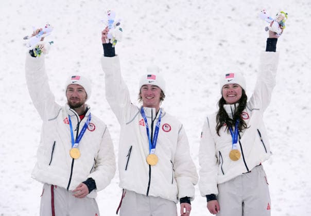 (260221) -- LIVIGNO, Feb. 21, 2026 -- Gold medalists Christopher Lillis, Connor Curran and Kaila Kuhn (L to R) of the United States pose during the awarding ceremony for freestyle skiing mixed team aerials at the Milan-Cortina 2026 Olympic Winter games, Winterspiele,Spiele, Summer games in Livigno, Italy, Feb. 21, 2026. ) (MICO2026)ITALY-LIVIGNO-OLYMPIC WINTER GAMES-FREESTYLE SKIING-MIXED TEAM AERIALS-FINAL HuxChao 