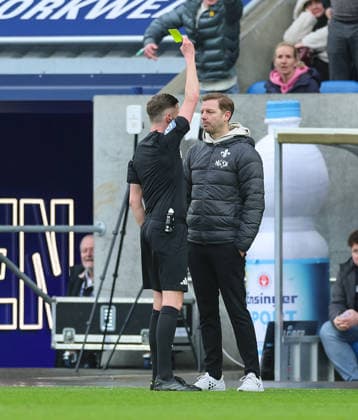 21.02.2026, Fussball 2. Bundesliga, SV Darmstadt 98 - Fortuna Düsseldorf, emonline, emspor, despor, v.l., Schiedsrichter Michael Bacher zeigt Trainer Florian Kohfeldt (SV Darmstadt 98) die Gelbe Karte, receive a yellow card DFL DFB REGULATIONS PROHIBIT ANY USE OF PHOTOGRAPHS AS IMAGE SEQUENCES AND OR QUASI-VIDEO. xdcx