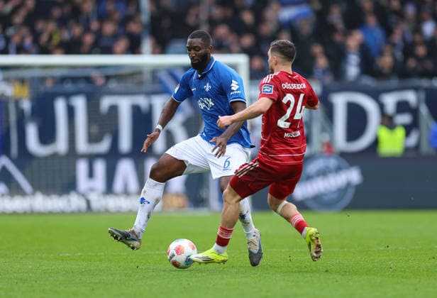 21.02.2026, Fussball 2. Bundesliga, SV Darmstadt 98 - Fortuna Düsseldorf, emonline, emspor, despor, v.l., Patric Pfeiffer (SV Darmstadt 98), Florent Muslija (Fortuna Düsseldorf) DFL DFB REGULATIONS PROHIBIT ANY USE OF PHOTOGRAPHS AS IMAGE SEQUENCES AND OR QUASI-VIDEO. xdcx