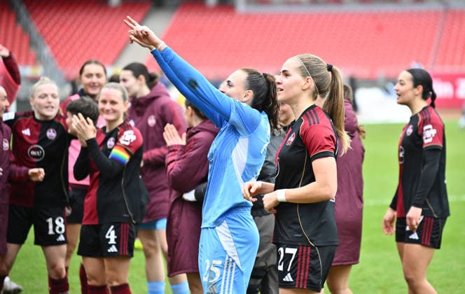 21.02.2026 - Fussball - Saison 2025 2026 - 1. Google Pixel Frauen Bundesliga - 19. Spieltag: 1. FC Nürnberg FCN ( Club Clubfrauen ) - FC Carl Zeiss Jena - Sportfoto Zink - xwoxzix - Lourdes Carmen Romero Grzondziel (25, 1. FC Nürnberg FCN ) Beatrix Fördös Foerdoes (27, 1. FC Nürnberg FCN ) Jubel Freude nach Spielende