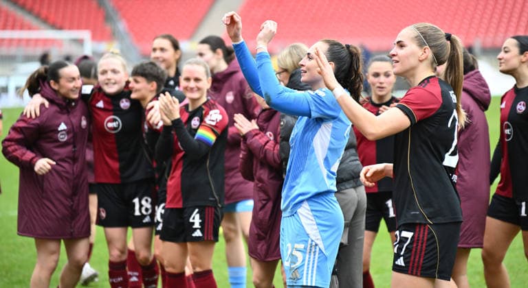 21.02.2026 - Fussball - Saison 2025 2026 - 1. Google Pixel Frauen Bundesliga - 19. Spieltag: 1. FC Nürnberg FCN ( Club Clubfrauen ) - FC Carl Zeiss Jena - Sportfoto Zink - xwoxzix - Lourdes Carmen Romero Grzondziel (25, 1. FC Nürnberg FCN ) Beatrix Fördös Foerdoes (27, 1. FC Nürnberg FCN ) Jubel Freude nach Spielende