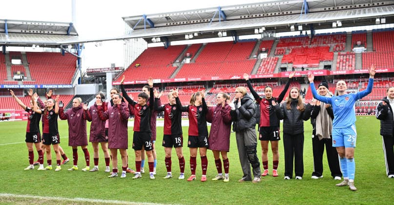 21.02.2026 - Fussball - Saison 2025 2026 - 1. Google Pixel Frauen Bundesliga - 19. Spieltag: 1. FC Nürnberg FCN ( Club Clubfrauen ) - FC Carl Zeiss Jena - Sportfoto Zink - xwoxzix - Mannschaft Team FCN - Jubel Freude vor Fans Fanblock nach Spielende