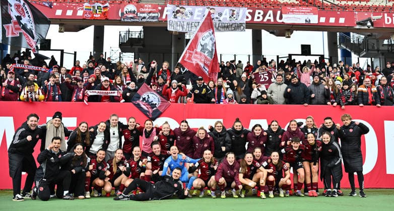 21.02.2026 - Fussball - Saison 2025 2026 - 1. Google Pixel Frauen Bundesliga - 19. Spieltag: 1. FC Nürnberg FCN ( Club Clubfrauen ) - FC Carl Zeiss Jena - Sportfoto Zink - xwoxzix - Mannschaft Team FCN - Jubel Freude vor Fans Fanblock nach Spielende