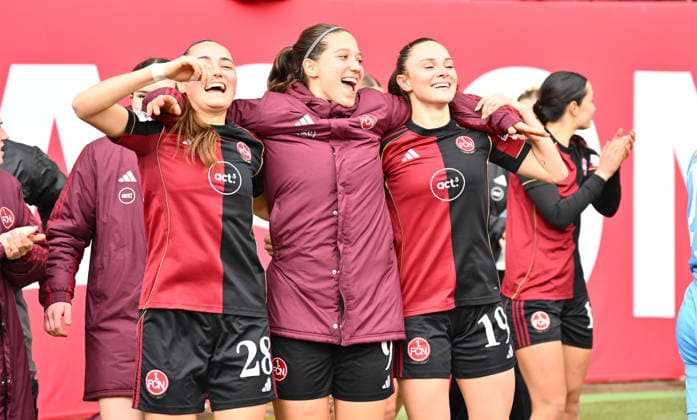 21.02.2026 - Fussball - Saison 2025 2026 - 1. Google Pixel Frauen Bundesliga - 19. Spieltag: 1. FC Nürnberg FCN ( Club Clubfrauen ) - FC Carl Zeiss Jena - Sportfoto Zink - xwoxzix - Maelle Seguin (28, 1. FC Nürnberg FCN ) Laura Miller (9, 1. FC Nürnberg FCN ) Sanja Homann (19, 1. FC Nürnberg FCN ) Jubel Freude nach Spielende