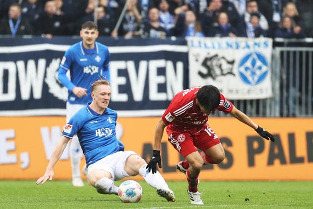 21.02.2026, xtvx, Fussball 2.Bundesliga, SV Darmstadt 98 - Fortuna Duesseldorf v.l. Zweikampf, Duell, duel, tackle, compete Isac Lidberg (SV Darmstadt 98) Satoshi Tanaka (Fortuna Duesseldorf) (DFL DFB REGULATIONS PROHIBIT ANY USE OF PHOTOGRAPHS as IMAGE SEQUENCES and or QUASI-VIDEO) Darmstadt
