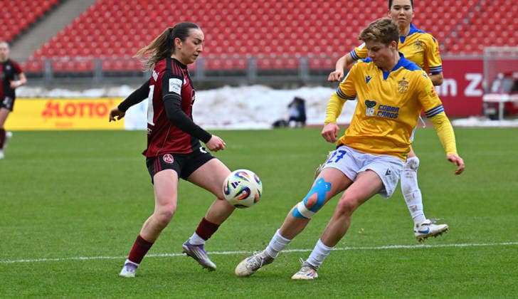 21.02.2026 - Fussball - Saison 2025 2026 - 1. Google Pixel Frauen Bundesliga - 19. Spieltag: 1. FC Nürnberg FCN ( Club Clubfrauen ) - FC Carl Zeiss Jena - Sportfoto Zink - xwoxzix - Lara Meroni (11, 1. FC Nürnberg FCN ) Gwen Gwendolyn Mummert (27, FC Carl Zeiss Jena )
