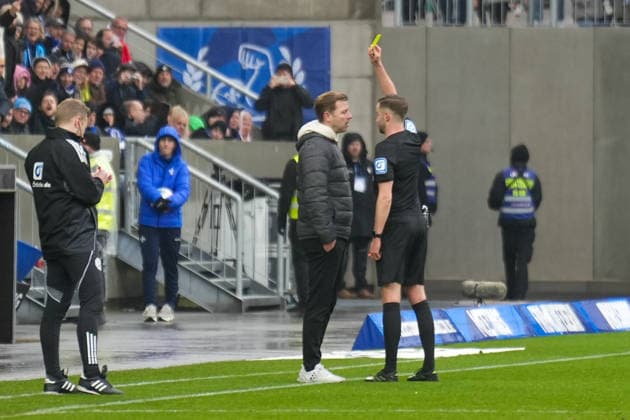2. Bundesliga: SV Darmstadt 98 vs Fortuna Düsseldorf, Merck-Stadion am Böllenfalltor, 21.02.2026 Gelbe Karte für Florian Kohfeldt (SV Darmstadt 98, Trainer) von Michael, Bacher (Schiedsrichter) 2. Bundesliga: SV Darmstadt 98 vs Fortuna Düsseldorf, Merck-Stadion am Böllenfalltor, 21.02.2026 DFB DFL REGULATIONS PROHIBIT ANY USE OF PHOTOGRAPHS AS IMAGE SEQUENCES AND OR QUASI-VIDEO.