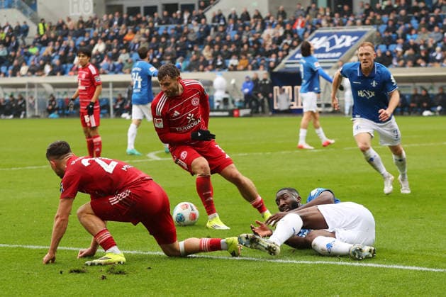 21.02.2026, xtvx, Fussball 2.Bundesliga, SV Darmstadt 98 - Fortuna Duesseldorf v.l. Zweikampf, Duell, duel, tackle, compete Patric Pfeiffer (SV Darmstadt 98) Florent Muslija (Fortuna Duesseldorf) (DFL DFB REGULATIONS PROHIBIT ANY USE OF PHOTOGRAPHS as IMAGE SEQUENCES and or QUASI-VIDEO) Darmstadt