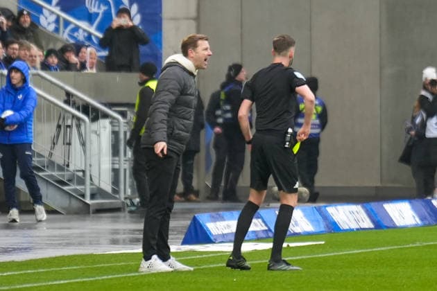 2. Bundesliga: SV Darmstadt 98 vs Fortuna Düsseldorf, Merck-Stadion am Böllenfalltor, 21.02.2026 Gelbe Karte für Florian Kohfeldt (SV Darmstadt 98, Trainer) von Michael, Bacher (Schiedsrichter) 2. Bundesliga: SV Darmstadt 98 vs Fortuna Düsseldorf, Merck-Stadion am Böllenfalltor, 21.02.2026 DFB DFL REGULATIONS PROHIBIT ANY USE OF PHOTOGRAPHS AS IMAGE SEQUENCES AND OR QUASI-VIDEO.