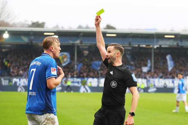 21.02.2026, xtvx, Fussball 2.Bundesliga, SV Darmstadt 98 - Fortuna Duesseldorf v.l. Gelbe Karte, yellow card Isac Lidberg (SV Darmstadt 98) Schiedsrichter Michael Bacher (DFL DFB REGULATIONS PROHIBIT ANY USE OF PHOTOGRAPHS as IMAGE SEQUENCES and or QUASI-VIDEO) Darmstadt