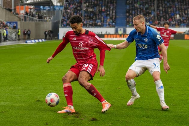 2. Bundesliga: SV Darmstadt 98 vs Fortuna Düsseldorf, Merck-Stadion am Böllenfalltor, 21.02.2026 Zweikampf zwischen Fabian Holland (SV Darmstadt 98, 32) und Emmanuel Iyoha (Fortuna Düsseldorf, 19) 2. Bundesliga: SV Darmstadt 98 vs Fortuna Düsseldorf, Merck-Stadion am Böllenfalltor, 21.02.2026 DFB DFL REGULATIONS PROHIBIT ANY USE OF PHOTOGRAPHS AS IMAGE SEQUENCES AND OR QUASI-VIDEO.