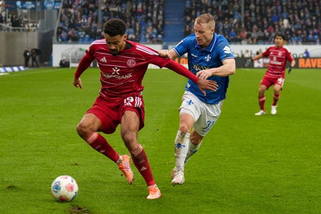2. Bundesliga: SV Darmstadt 98 vs Fortuna Düsseldorf, Merck-Stadion am Böllenfalltor, 21.02.2026 Zweikampf zwischen Fabian Holland (SV Darmstadt 98, 32) und Emmanuel Iyoha (Fortuna Düsseldorf, 19) 2. Bundesliga: SV Darmstadt 98 vs Fortuna Düsseldorf, Merck-Stadion am Böllenfalltor, 21.02.2026 DFB DFL REGULATIONS PROHIBIT ANY USE OF PHOTOGRAPHS AS IMAGE SEQUENCES AND OR QUASI-VIDEO.