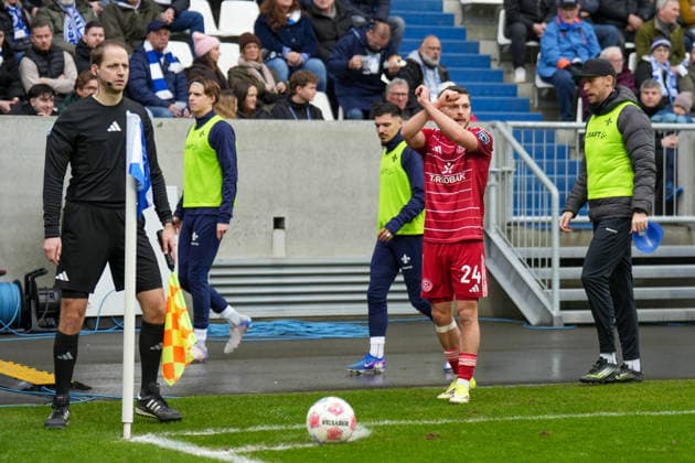 2. Bundesliga: SV Darmstadt 98 vs Fortuna Düsseldorf, Merck-Stadion am Böllenfalltor, 21.02.2026 Eckball für Fortuna Düsseldorf, getreten von Florent Muslija (Fortuna Düsseldorf, 24) 2. Bundesliga: SV Darmstadt 98 vs Fortuna Düsseldorf, Merck-Stadion am Böllenfalltor, 21.02.2026 DFB DFL REGULATIONS PROHIBIT ANY USE OF PHOTOGRAPHS AS IMAGE SEQUENCES AND OR QUASI-VIDEO.