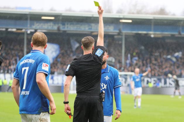 21.02.2026, xtvx, Fussball 2.Bundesliga, SV Darmstadt 98 - Fortuna Duesseldorf v.l. Gelbe Karte, yellow card Marco Richter (SV Darmstadt 98) Schiedsrichter Michael Bacher (DFL DFB REGULATIONS PROHIBIT ANY USE OF PHOTOGRAPHS as IMAGE SEQUENCES and or QUASI-VIDEO) Darmstadt