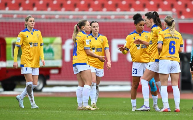 21.02.2026 - Fussball - Saison 2025 2026 - 1. Google Pixel Frauen Bundesliga - 19. Spieltag: 1. FC Nürnberg FCN ( Club Clubfrauen ) - FC Carl Zeiss Jena - Sportfoto Zink - xwoxzix - Mannschaft Team Jena enttäuscht Enttäuschung nach Spielende